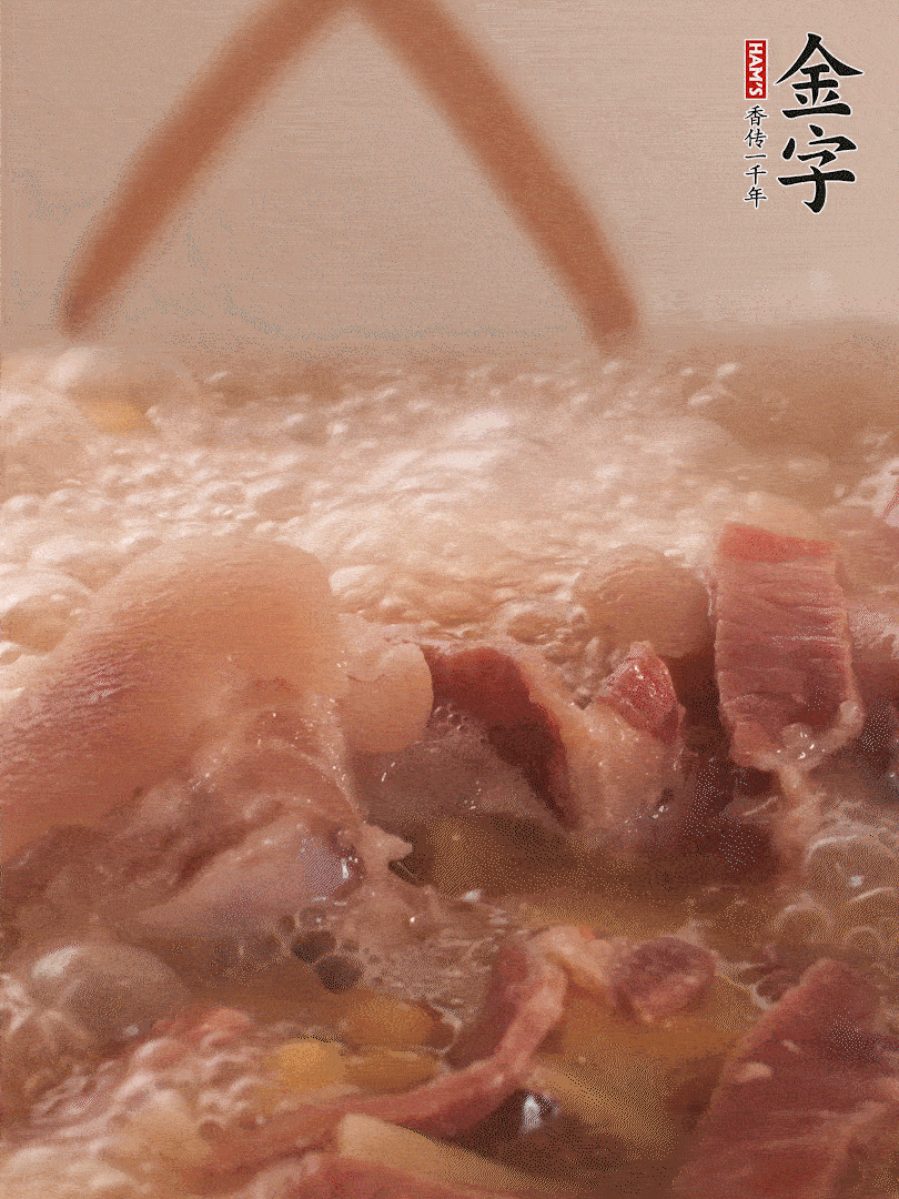 大火將水煮開后，蓋上鍋蓋，轉(zhuǎn)小火慢燉1個(gè)半小時(shí)。
