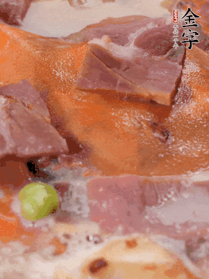 放適量料酒、清水煮到沸騰，再下蟹塊燜煮8分鐘。