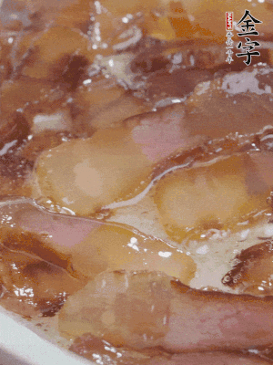 油5成熱，醬油肉煸香。