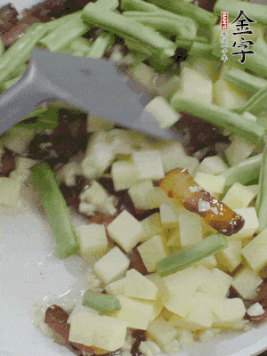 下蒜末、豆角、土豆塊翻炒。