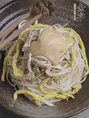 生抽1勺、醋1勺、芝麻醬1勺、金字火腿大師醬1勺。