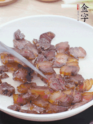 熱鍋少油，醬油肉煸出油脂，盛出。