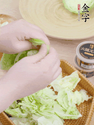 卷心菜掰成小片。