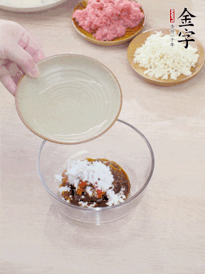 調(diào)料汁：金字火腿干貝醬2勺、剁椒1/2勺、生抽1/2勺、淀粉2勺、清水半碗。