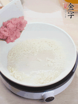 鍋內(nèi)熱油，蒜泥、牛肉泥炒至酥香。