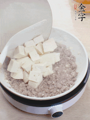 放豆腐翻拌均勻，倒料汁燜煮。
