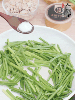 起鍋熱油，下韭菜苔炒至變色。加少許鹽。