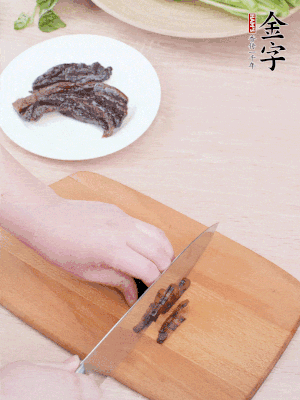 金字醬油肉下鍋煮10分鐘，切薄片。