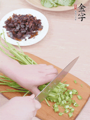 空心菜摘掉葉子，菜梗切成丁。