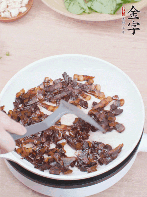 起鍋熱油，煸香醬油肉，撥拉到一邊。