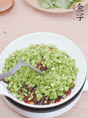 下菜梗翻炒，混合醬油肉。