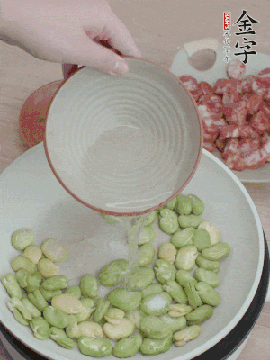 鍋中少油，下蠶豆略炒，加1/2勺鹽、一點(diǎn)糖、少許水炒勻。