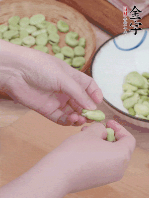蠶豆剝殼，去掉豆衣，切碎。