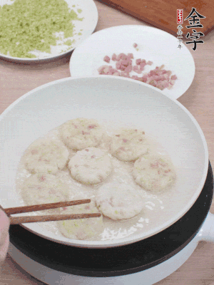 鍋中涼油，慢煎至兩面有脆殼。（油可以多一點(diǎn)）