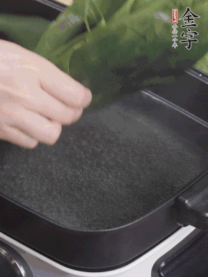 粽葉入沸水煮1分鐘，翻面再煮1分鐘，清洗干凈加水浸泡。