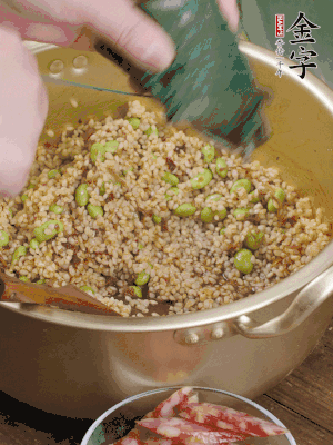 再附一張粽子，一齊向后折疊，線繩捆綁。
