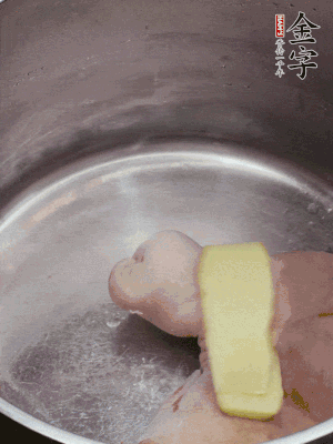 撈出洗凈后，加蔥姜、黃酒二遍焯水。