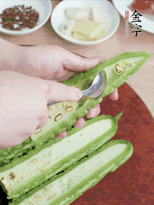 苦瓜去籽切薄片，一點(diǎn)鹽拌勻，10分鐘后沖洗控干。香蔥切蔥花、姜切末、蒜拍碎、干辣椒切圈。