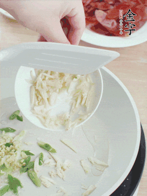 油4成熱，下蔥姜蒜、干辣椒、花椒煸出香味。