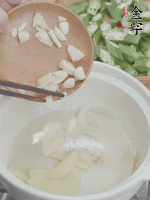 砂煲熱油，姜蒜、辣椒煸香。