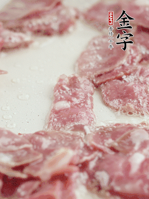 炒鍋熱油，下培根火腿煸炒。