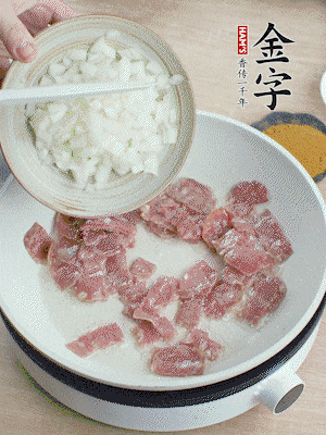 依次下洋蔥、紅菜椒、豌豆粒、玉米粒翻炒均勻。