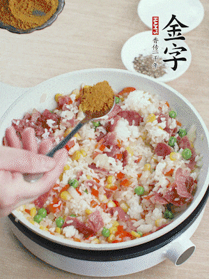 1勺咖喱粉、1/2勺鹽，少許黑胡椒碎炒均。