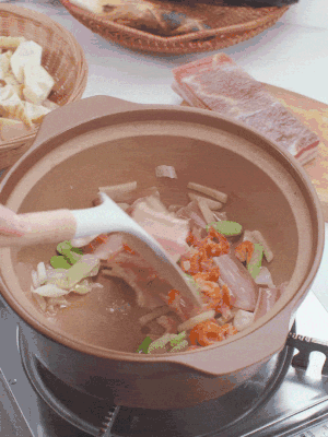 砂鍋中倒入油，放入姜片、蔥段、咸肉、海米炒出香味。
