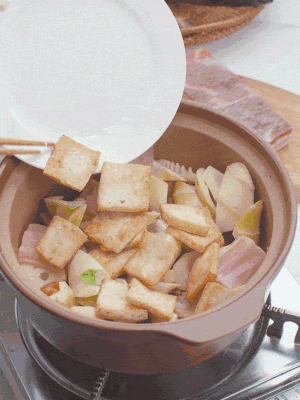 依次下春筍、豆腐，開(kāi)水沒(méi)過(guò)食材。