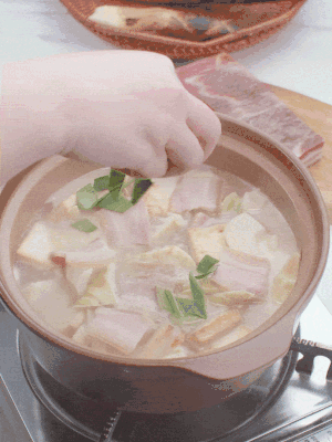 一小撮鹽、糖、雞精調(diào)味，最后撒點(diǎn)蒜葉點(diǎn)綴。