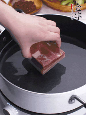金字淡咸肉冷水入鍋煮15分鐘。