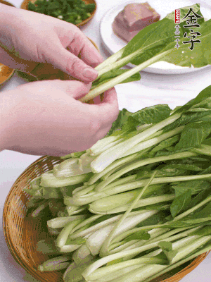 小青菜掰成一片片。