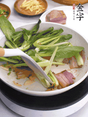 下小青菜翻炒，菜梆子變軟時，撒一點鹽、雞精調(diào)味。