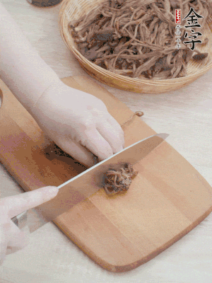 干茶樹菇浸泡過夜，去老根焯水，擠干水份。