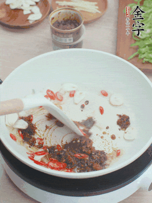 熱鍋涼油，姜蒜、辣椒、金字火腿xo醬炒香。