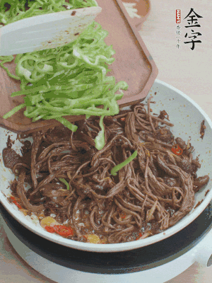 水分煸干，下青椒絲快炒1分鐘。