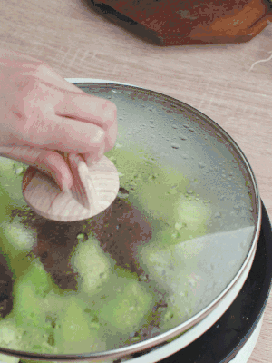 西葫蘆略出水時，加一小撮鹽調(diào)味。