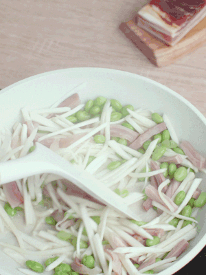 下茭白絲、青豆翻炒。