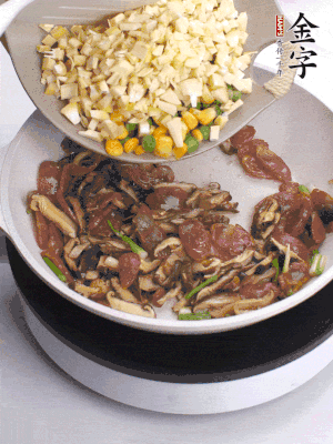 鍋里熱油，爆香蔥白，下香腸片炒至微微出油，加時(shí)蔬粒、香菇粒、春筍粒翻炒均勻。