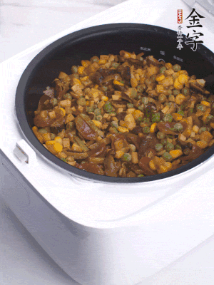 電飯煲按煮飯鍵，出鍋撒蔥花。