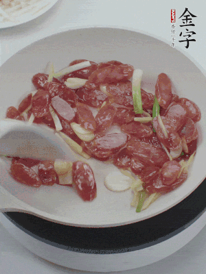 熱鍋爆香姜蒜片，下香腸炒出香味。