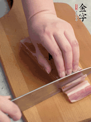 百合切去頭尾，分開洗凈;咸肉切薄片。