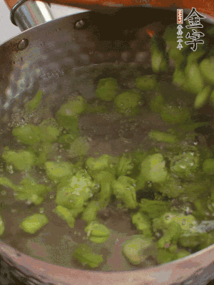 鍋中水沸，放一撮鹽，下蠶豆豆瓣焯3分鐘，下百合，3秒撈出，一起撈出瀝水。