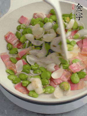 放蠶豆豆瓣、百合炒勻。