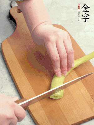 蔥切段，姜切絲，辣椒斜切成塊。