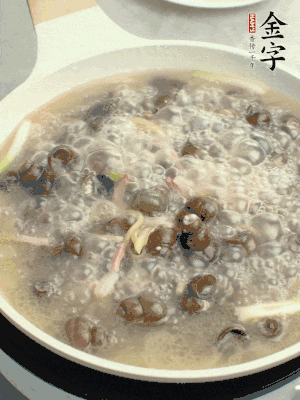 放辣椒，加一點(diǎn)鹽、糖，大火翻炒。
