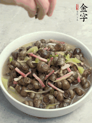 出鍋，撒點(diǎn)蔥花。