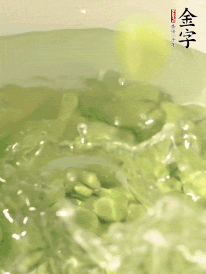 新鮮蠶豆熱水焯水30秒，然后浸入涼水。
