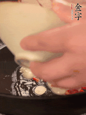 豬油潤(rùn)鍋，下辣椒、大蒜、火腿片煸香。