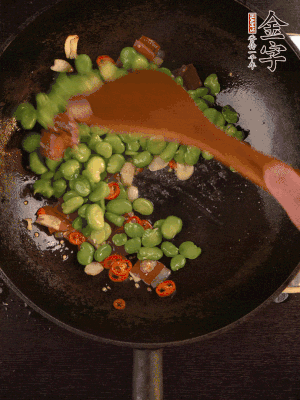 再下蠶豆煸炒，加1勺料酒調(diào)味。